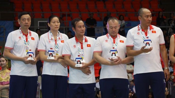 HLV trưởng Tuấn Kiệt (ngoài cùng bên phải) bày tỏ sự không hài lòng với trọng tài biên sau trận 