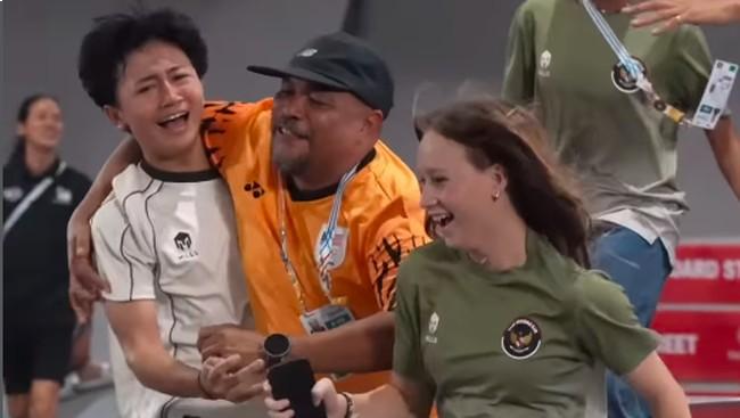 HLV Malaysia (đội mũ) ôm VĐV Indonesia (áo trắng), vì đơn giản, "ông cháu" có màn trình diễn quá đẹp mắt