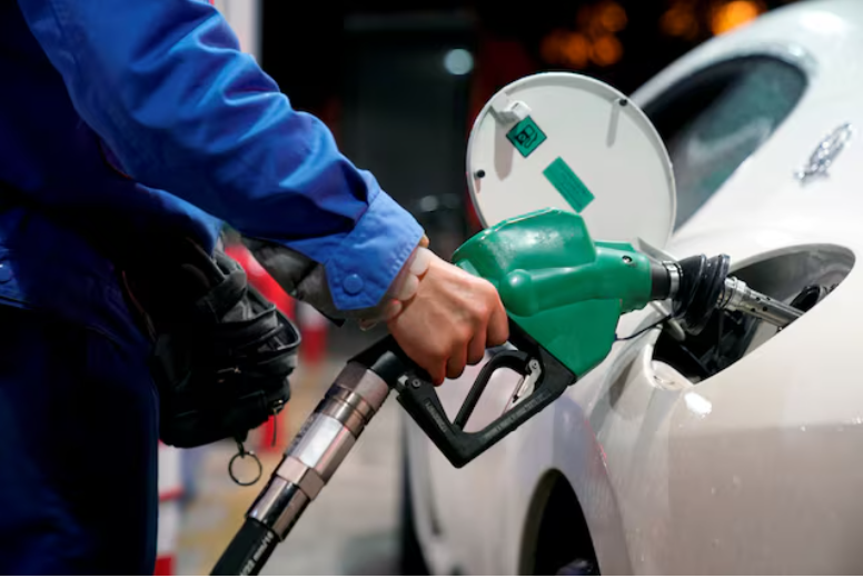 Một nhân viên trạm xăng bơm nhiên liệu vào xe của khách hàng tại một trạm xăng ở Thượng Hải, Trung Quốc.