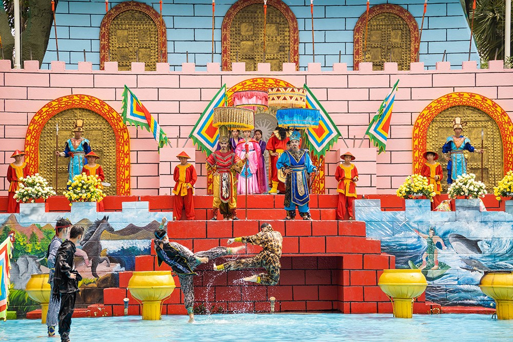 Sôi động không khí Tết tại Suối Tiên, các bé hào hứng tham gia chương trình hoạt náo cùng chú hề vui vẻ