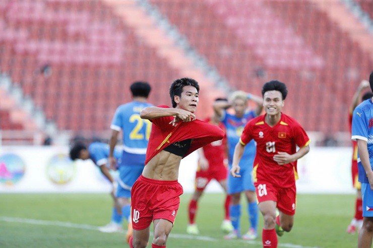 Văn Thuận cởi áo ăn mừng sau khi mở tỷ số cho U22 Việt Nam