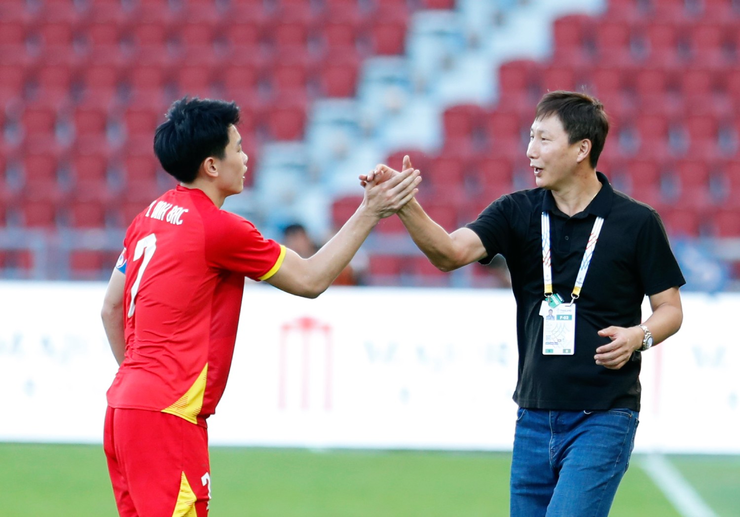 Đình Bắc chia vui với HLV Kim Sang Sik