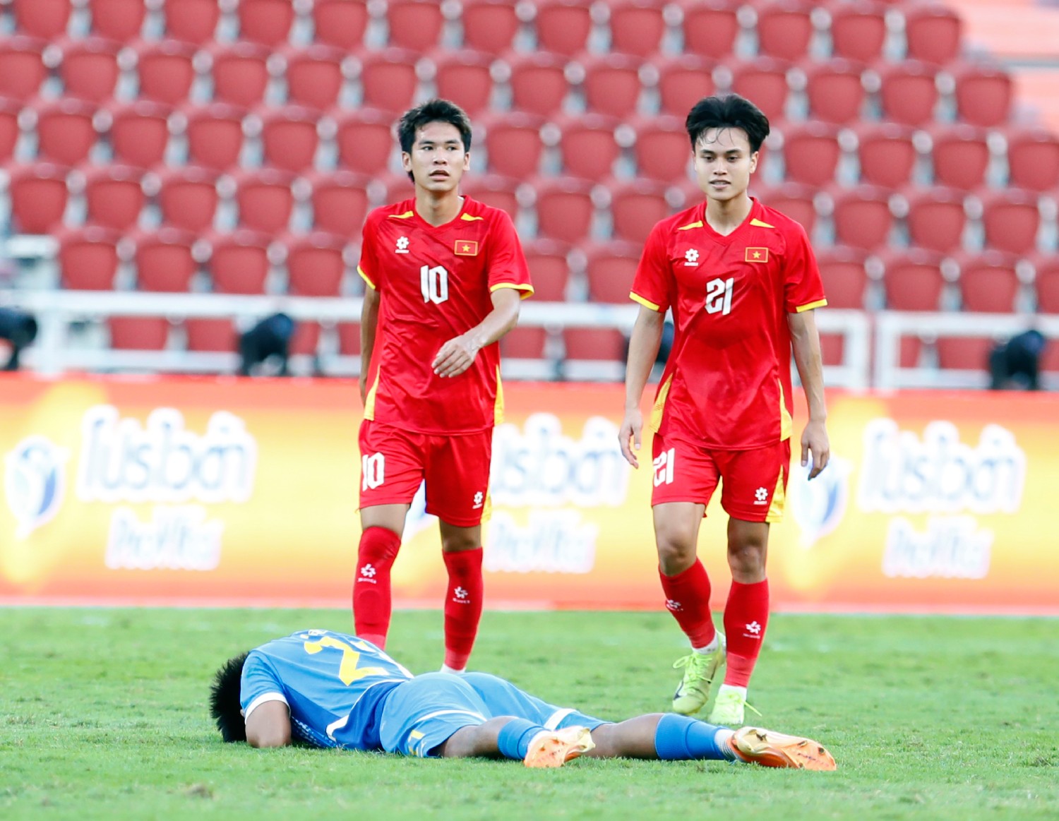 Niềm vui của người chiến thắng là nỗi buồn của kẻ thất bại. Nhiều cầu thủ U22 Philippines đổ gục xuống sân, thậm chí Đình Bắc và đồng đội phải tới an ủi họ