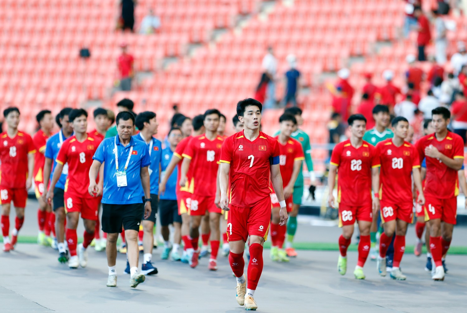 Toàn đội&nbsp;di chuyển tới khu vực khán đài của các cổ động viên Việt Nam