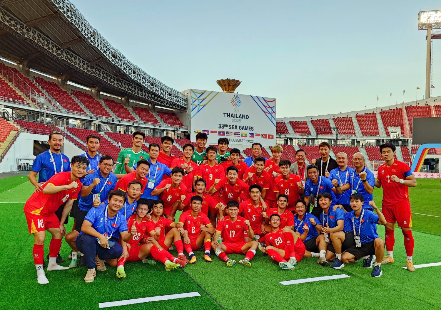 Ông Trần Anh Tú chuyển lời chúc mừng của Chủ tịch VFF Trần Quốc Tuấn tới toàn đội, biểu dương thành tích giành vé vào chung kết bóng đá nam SEA Games 33. Bên cạnh đó, Thường trực BCH VFF đã thưởng đội 500 triệu đồng