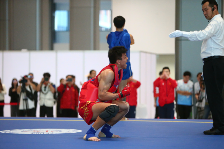 Văn Chưởng (đỏ) được mọi người nói vui là đánh như "phim chưởng" ở SEA Games 33