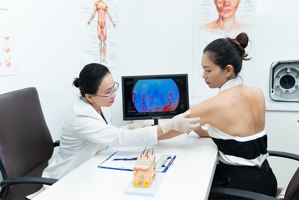 Bác sĩ Kiều Vân đang thăm khám cho khách hàng bị viêm nang lông