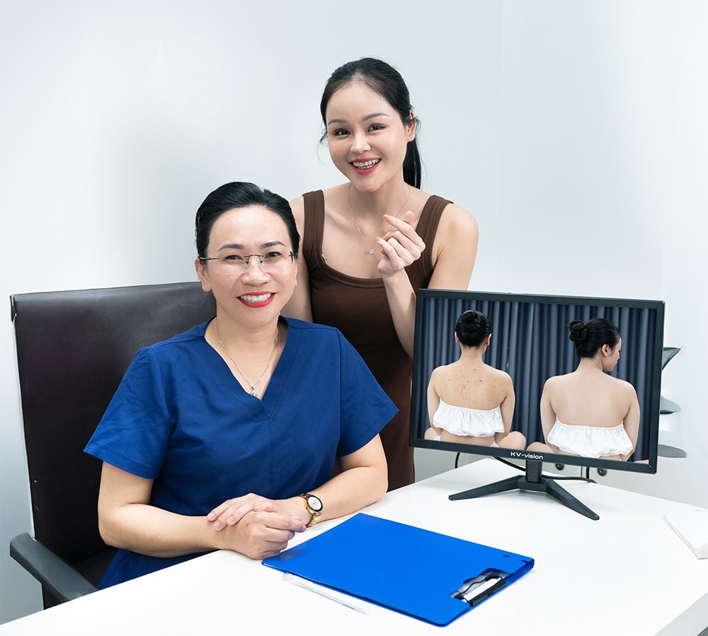 Bác sĩ Kiều Vân chụp ảnh cùng khách hàng sau khi kết thúc liệu trình