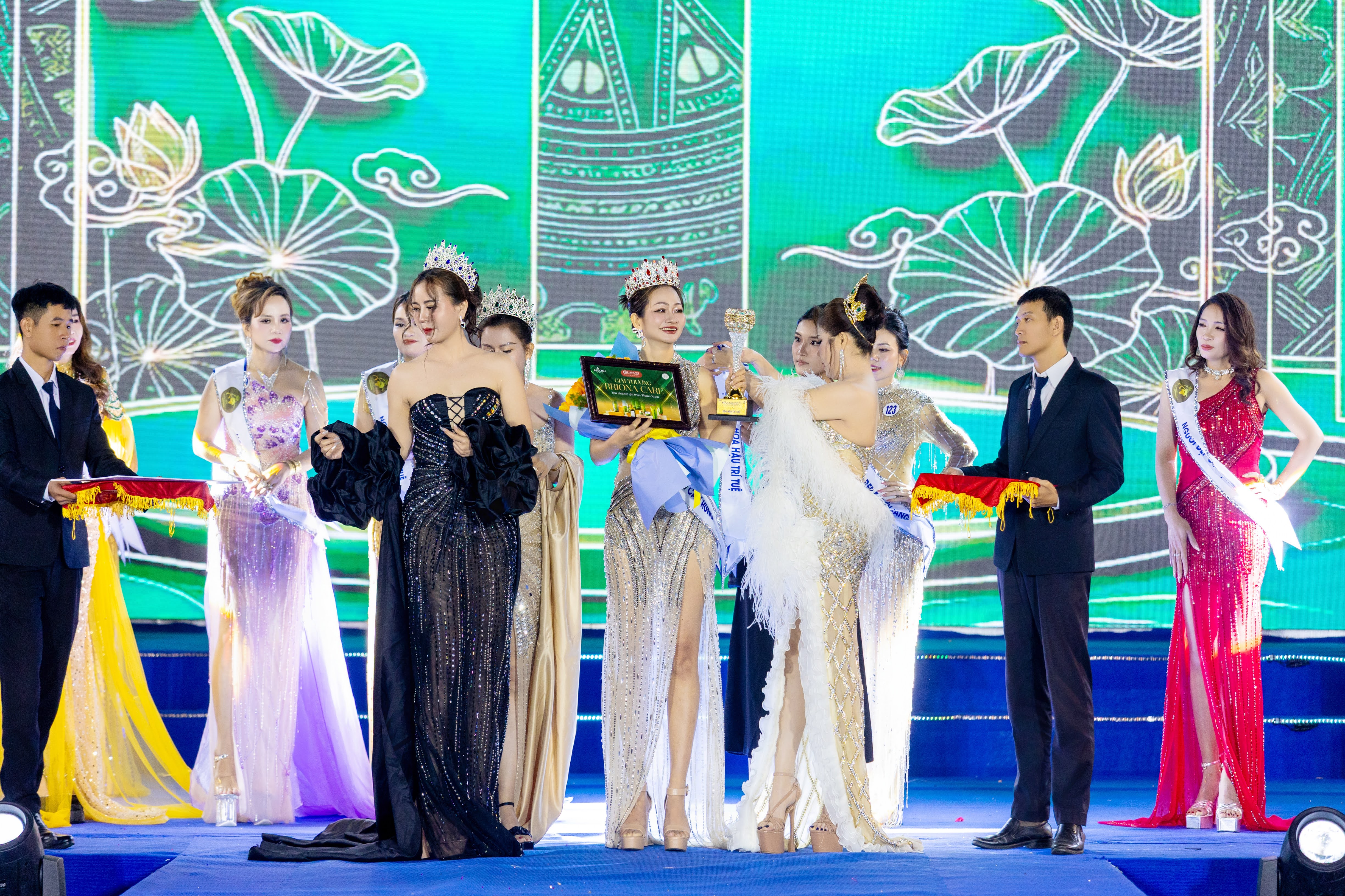 Với trí tuệ và bản lĩnh, thí sinh Trần Thị Hoài Thu chính thức đăng quang Hoa hậu Trí tuệ 2025 - 4