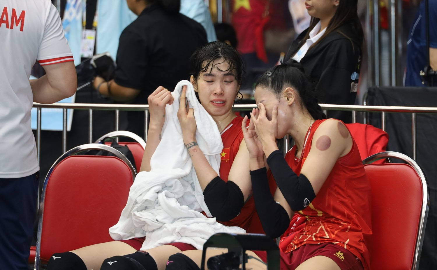 Thanh Thúy, người chơi hay nhất bên phía ĐT bóng chuyền nữ Việt Nam đã khóc hết nước mắt sau khi chứng kiến đội nhà tuột tấm HCV SEA Games lịch sử.&nbsp;