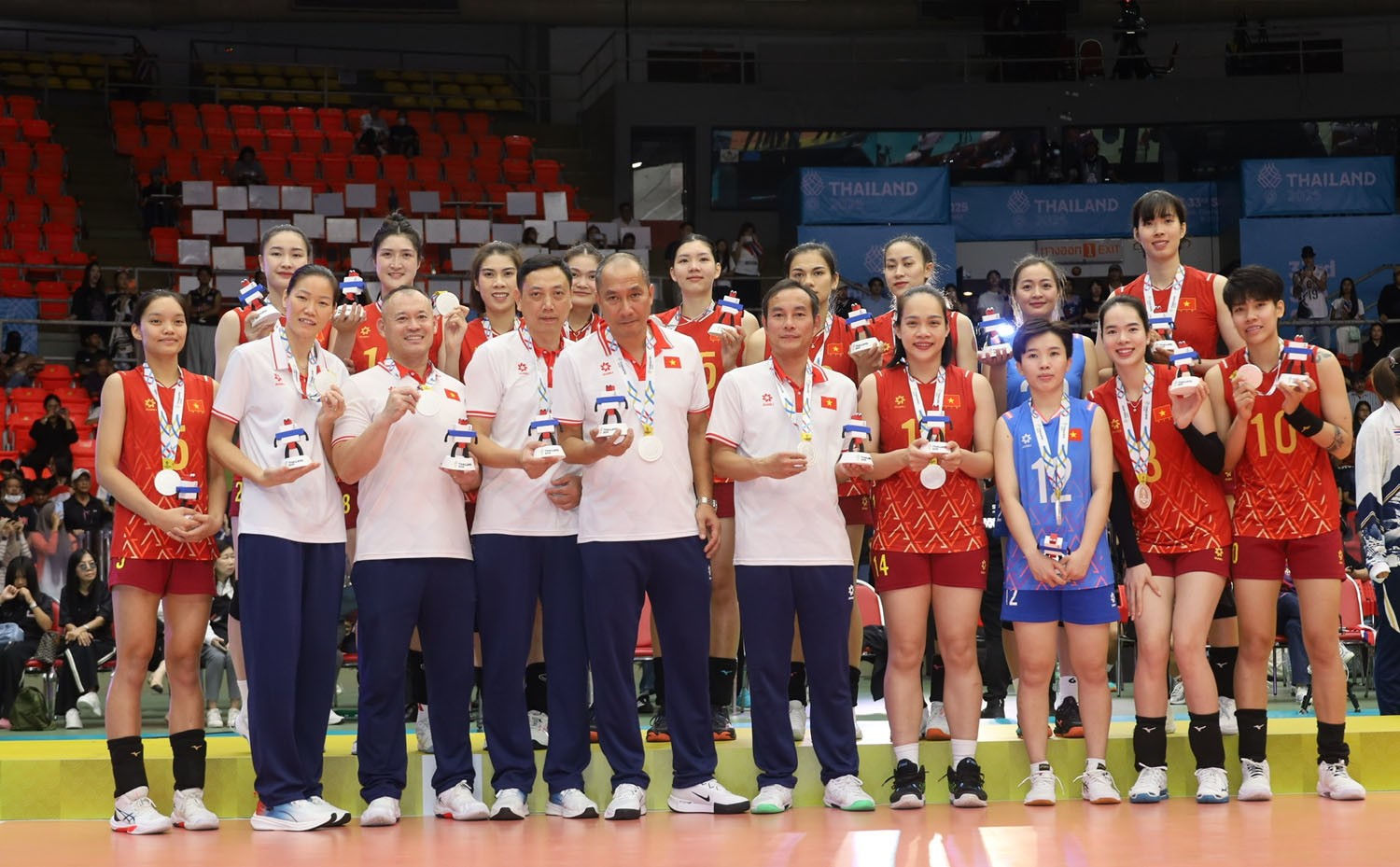 Dù thua trận nhưng ĐT bóng chuyền nữ Việt Nam vẫn xứng đáng được ngợi khen, khi cả đội mang đến một trong những màn trình diễn xuất sắc nhất trong những lần chạm trán Thái Lan.&nbsp;