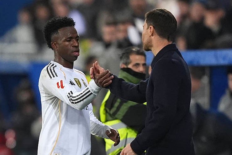 Vinicius tỏa sáng vào lúc Alonso gặp nguy hiểm