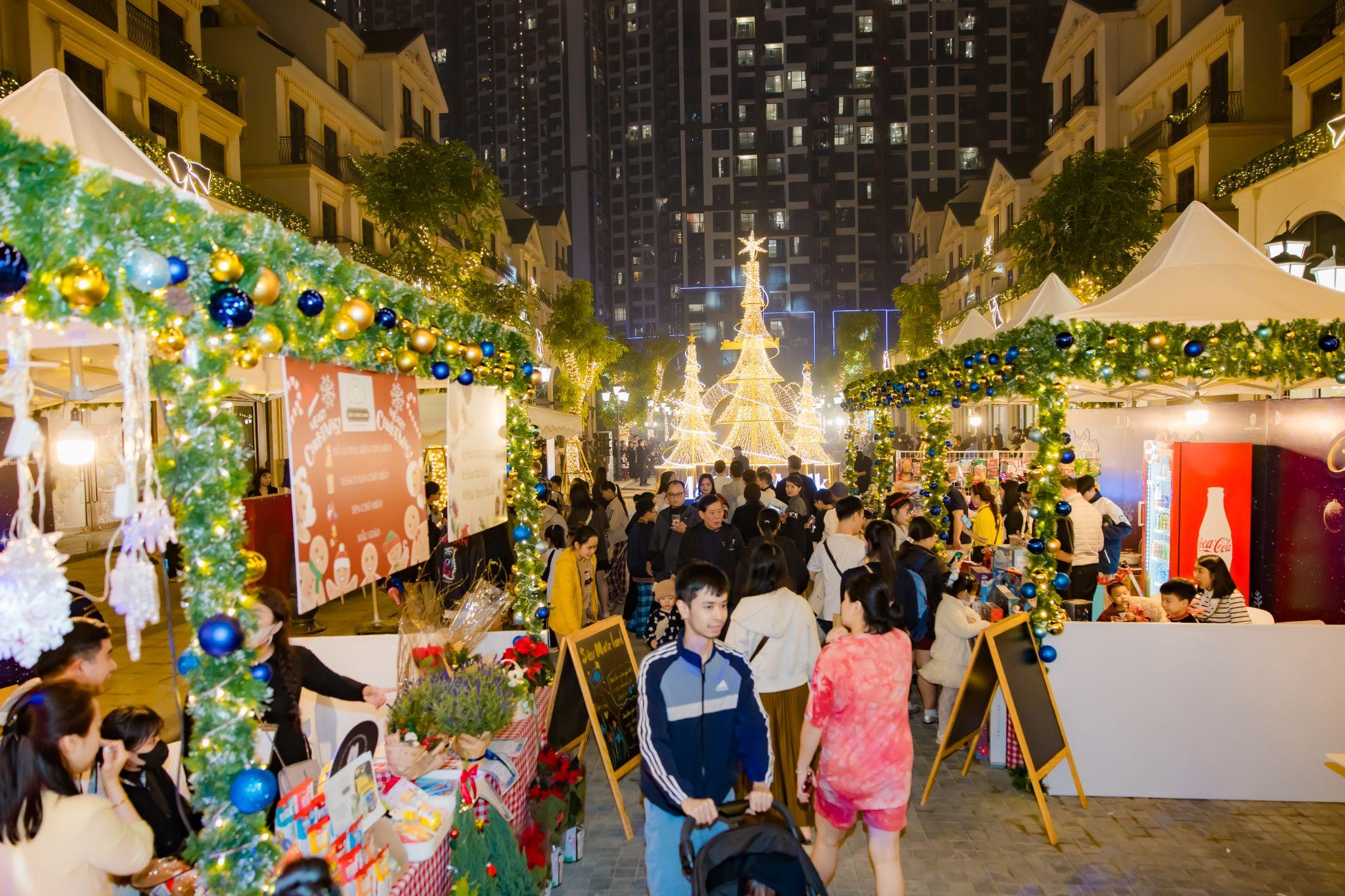 Không gian mua sắm tại Christmas Bazaar - Chợ phiên Giáng sinh thu hút sự chú ý của đông đảo khách tham quan.