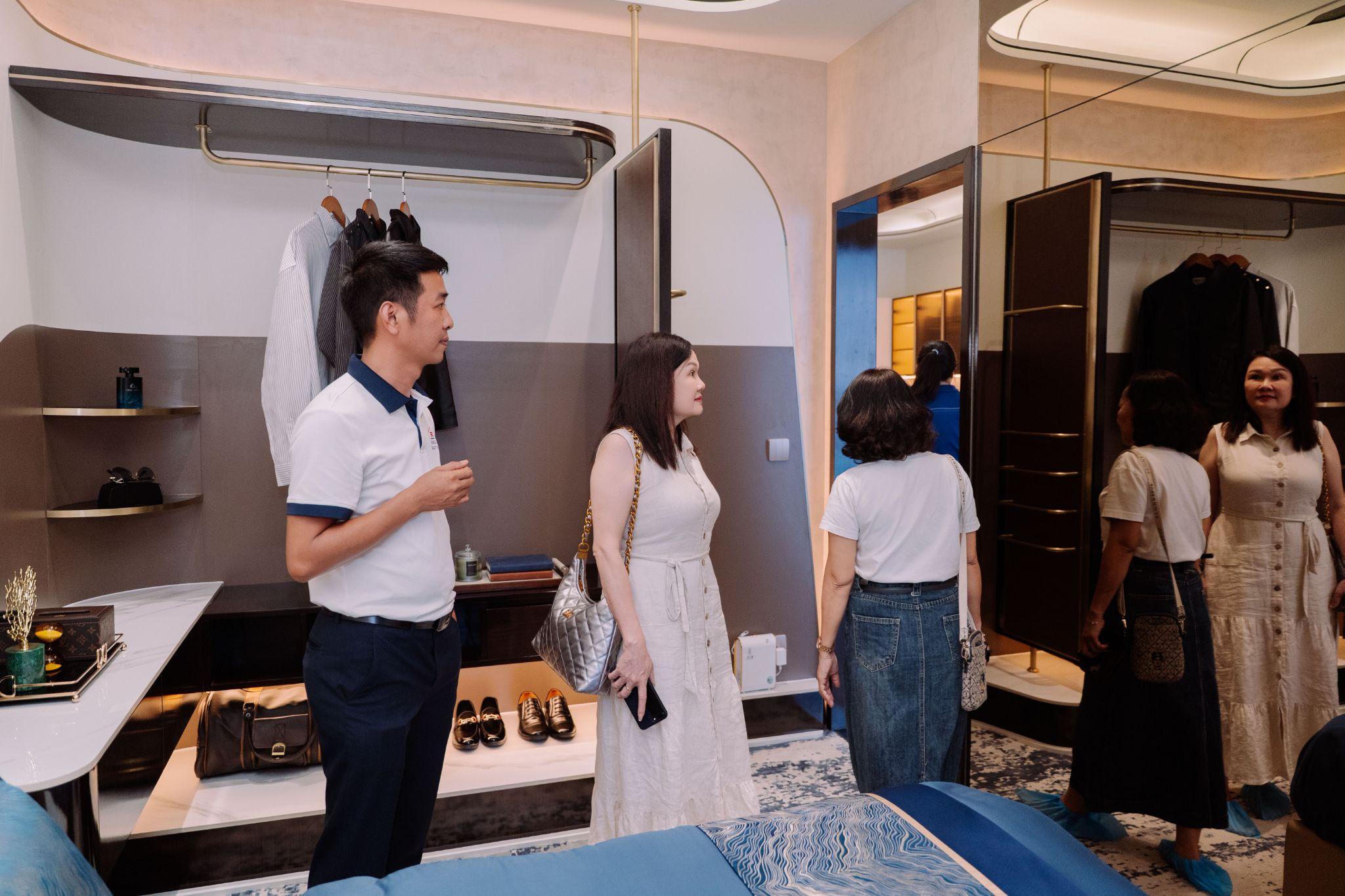 Khách hàng tận mắt tham quan căn hộ mẫu 1PN+.