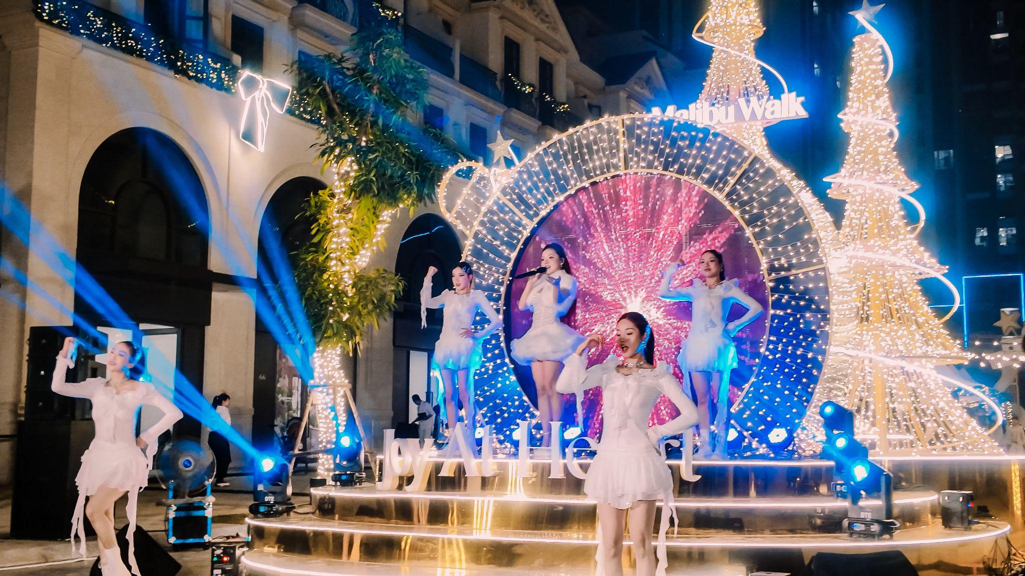 Các màn trình diễn ấn tượng của Ngô Lan Hương, Đinh Band và nhóm nhảy BlackSi… khuấy động không khí náo nhiệt của lễ hội.