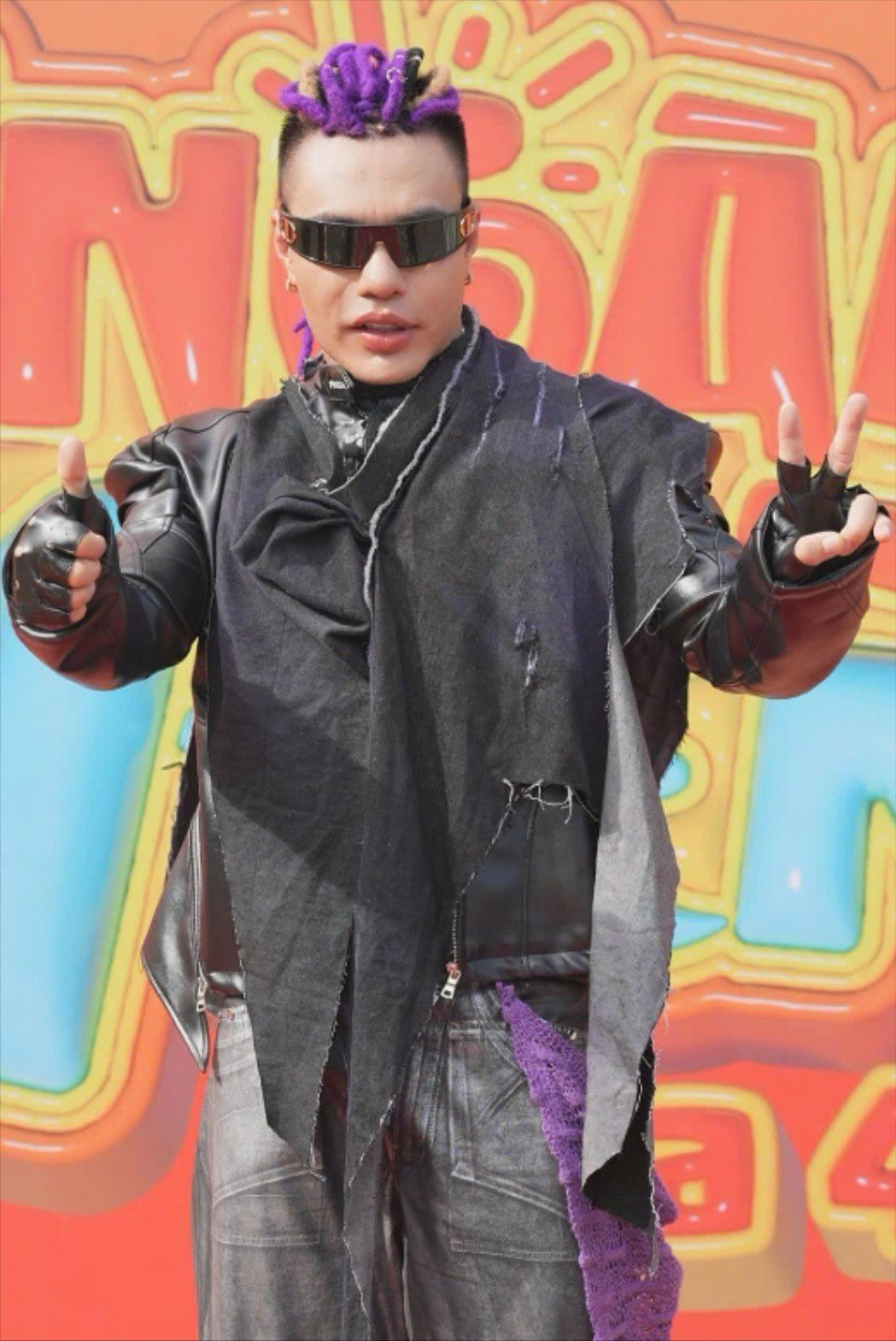 Với một nghệ sĩ hài như Lê Dương Bảo Lâm, việc định giá vé ngang với ca sĩ ngôi sao sân khấu là bước đi rủi ro.