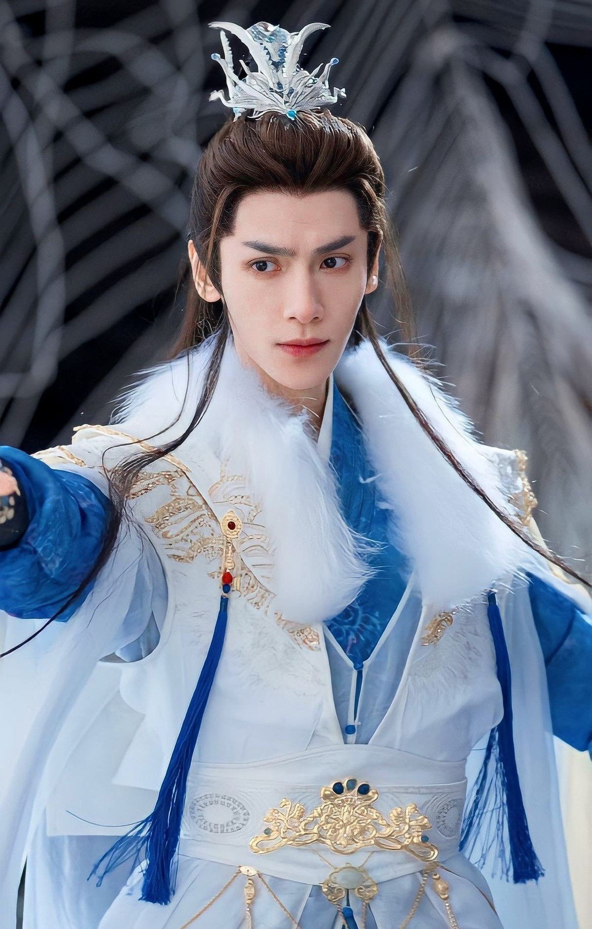 La Vân Hi ngày càng mặc nhiều trang phục nữ tính.