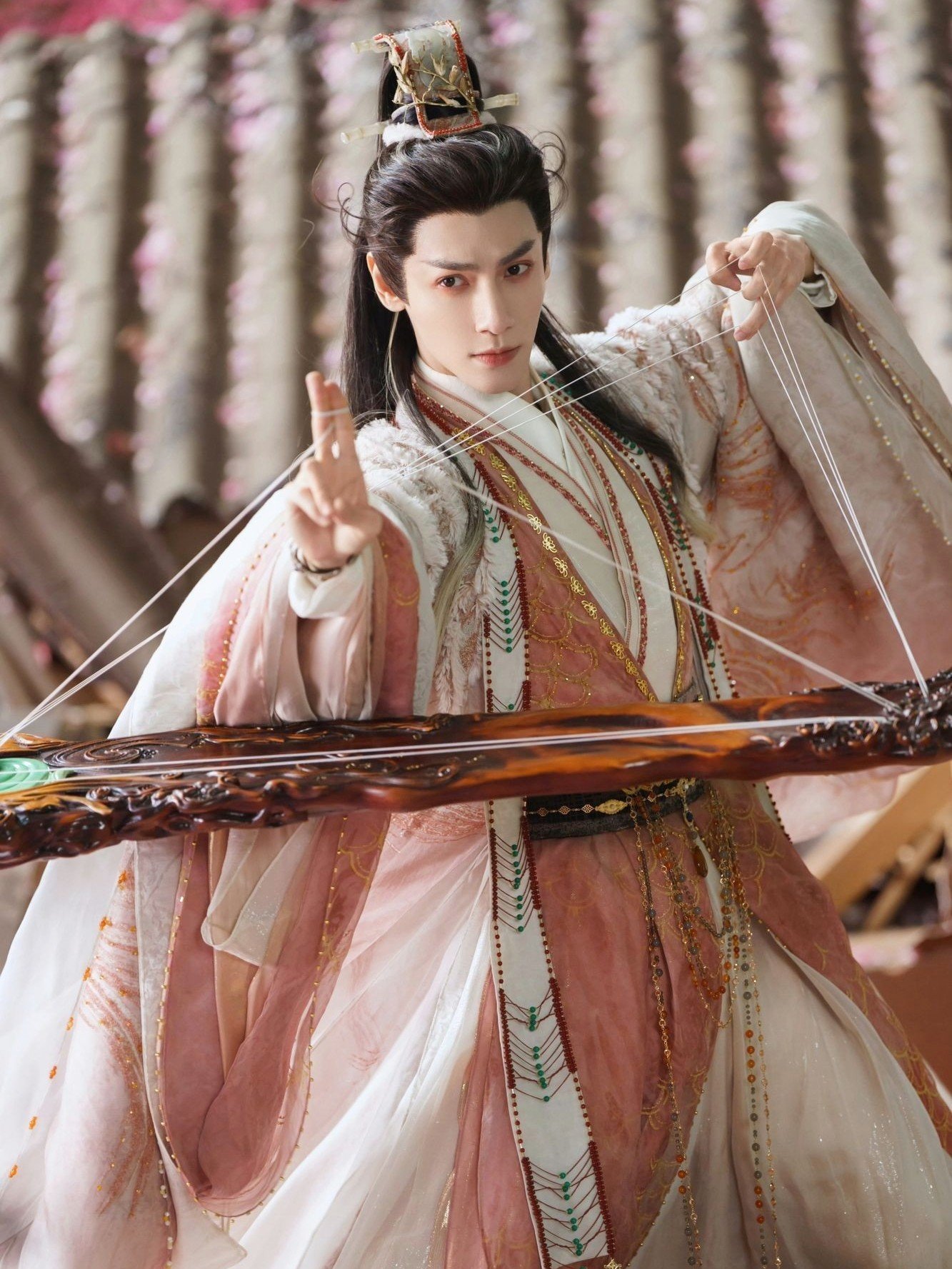 La Vân Hi ngày càng mặc nhiều trang phục nữ tính.