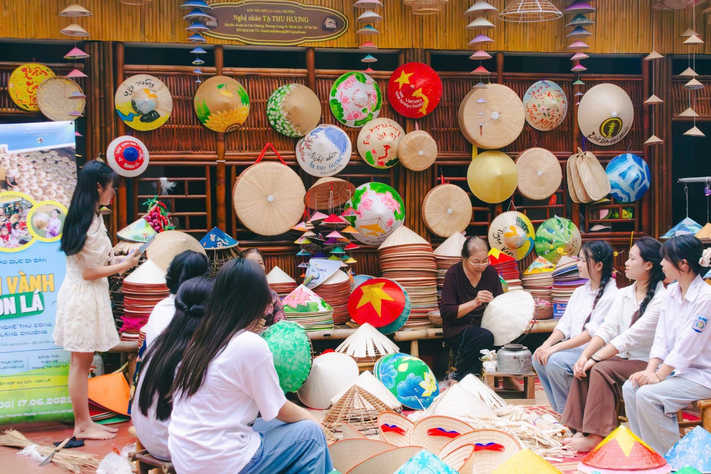 Nhóm của Ngân trong dự án nón lá làng Chuông. Ảnh: NVCC