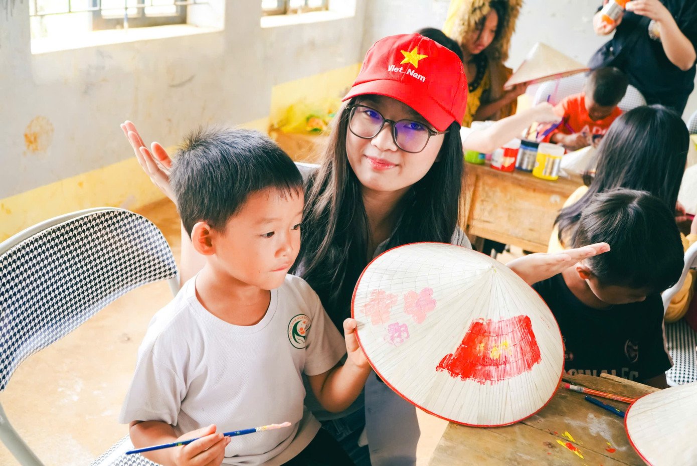 Nhóm của Ngân trong dự án nón lá làng Chuông. Ảnh: NVCC