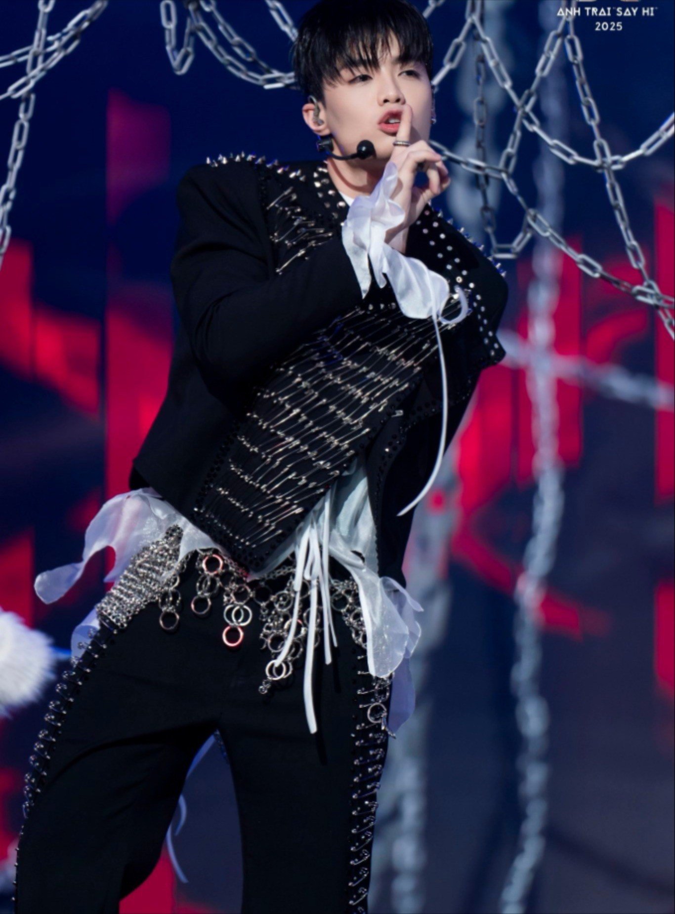 Đáng chú ý, anh đặt mục tiêu nâng cấp vũ đạo, tập luyện cường độ cao để đáp ứng yêu cầu trình diễn. Thành quả được phản ánh trên các bảng xếp hạng. Đoạn kịch câm đạt hạng nhất Nhạc mới Zing MP3, #1 iTunes Việt Nam, #3 YouTube Chart và hơn 4,1 triệu lượt xem. Ở Live Stage này, Negav là người dẫn chuyện, là tâm điểm sân khấu.