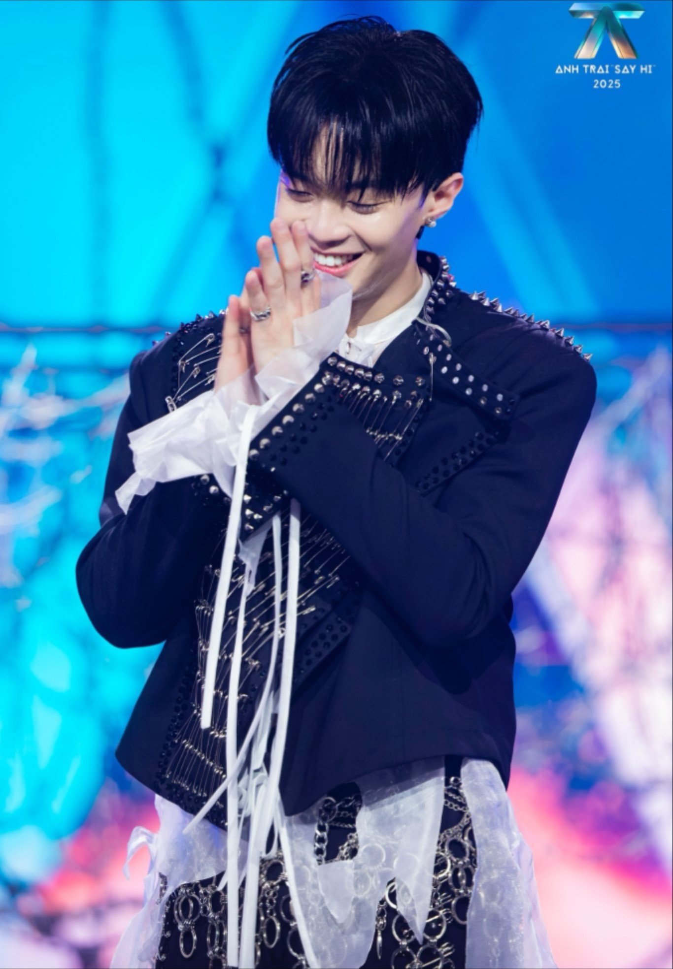 Đáng chú ý, anh đặt mục tiêu nâng cấp vũ đạo, tập luyện cường độ cao để đáp ứng yêu cầu trình diễn. Thành quả được phản ánh trên các bảng xếp hạng. Đoạn kịch câm đạt hạng nhất Nhạc mới Zing MP3, #1 iTunes Việt Nam, #3 YouTube Chart và hơn 4,1 triệu lượt xem. Ở Live Stage này, Negav là người dẫn chuyện, là tâm điểm sân khấu.