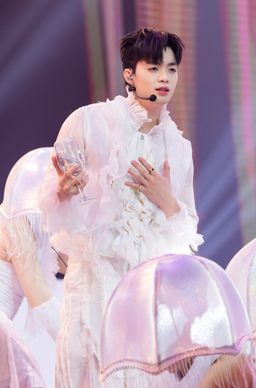 Với Can i get your love?, Negav dẫn dắt team đi vào không gian tình cảm sâu lắng, kể câu chuyện về mối quan hệ rạn nứt. Sân khấu được xây dựng như lát cắt ký ức, Negav giữ vai trò trung tâm cảm xúc kết nối các thành viên và dẫn dắt mạch truyện. Tiết mục nhanh chóng chinh phục vị trí #1 iTunes Việt Nam, nhận được nhiều lời khen về chiều sâu và sự tinh tế.