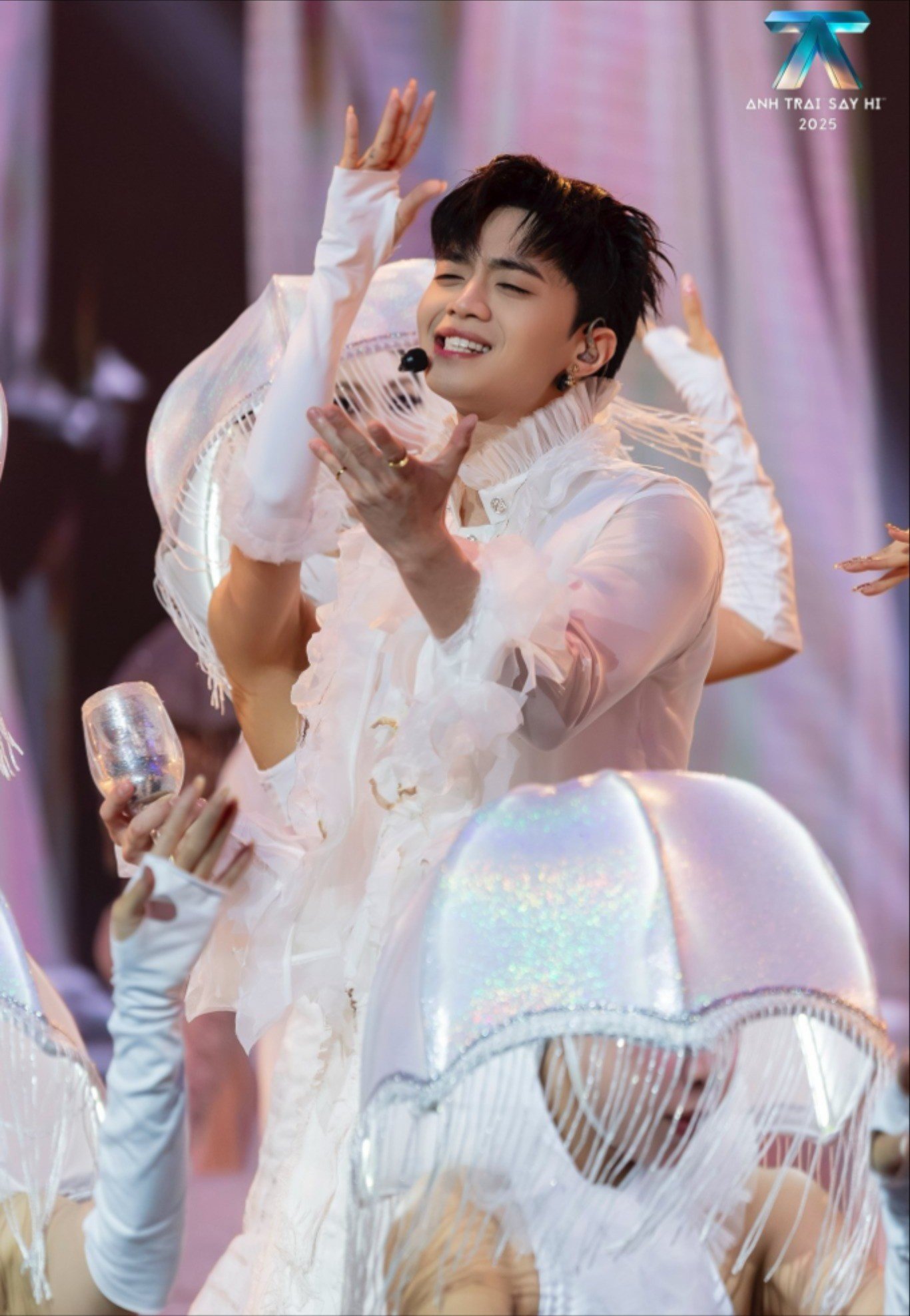 Với Can i get your love?, Negav dẫn dắt team đi vào không gian tình cảm sâu lắng, kể câu chuyện về mối quan hệ rạn nứt. Sân khấu được xây dựng như lát cắt ký ức, Negav giữ vai trò trung tâm cảm xúc kết nối các thành viên và dẫn dắt mạch truyện. Tiết mục nhanh chóng chinh phục vị trí #1 iTunes Việt Nam, nhận được nhiều lời khen về chiều sâu và sự tinh tế.