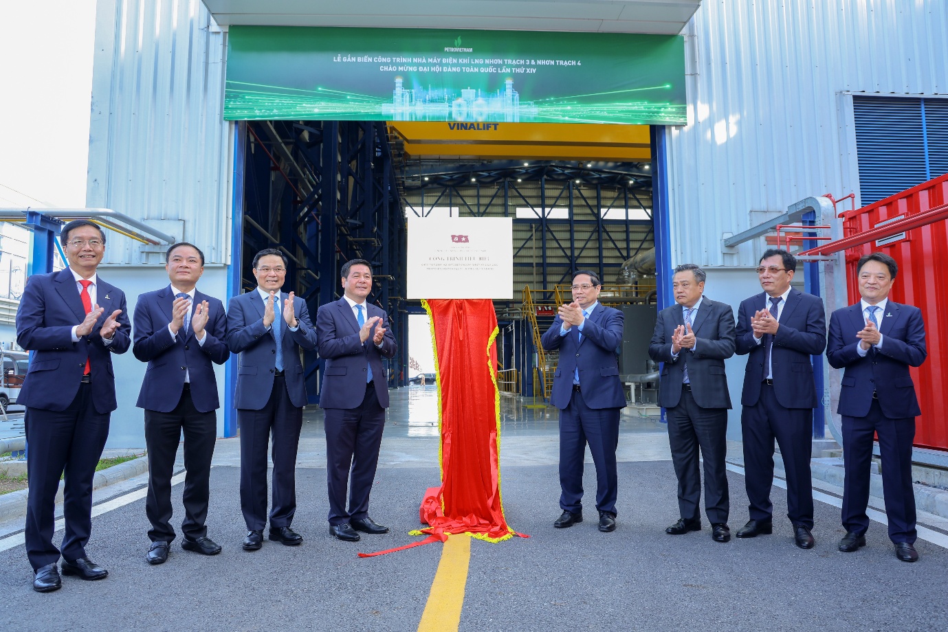 Thủ tướng Phạm Minh Chính cùng lãnh đạo Đảng, Nhà nước, Petrovietnam, PV Power thực hiện nghi thức gắn biển công trình chào mừng Đại hội Đảng toàn quốc lần thứ XIV