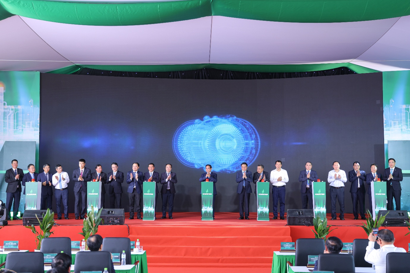 Thủ tướng Phạm Minh Chính và các đại biểu thực hiện nghi thức bấm nút khánh thành Dự án