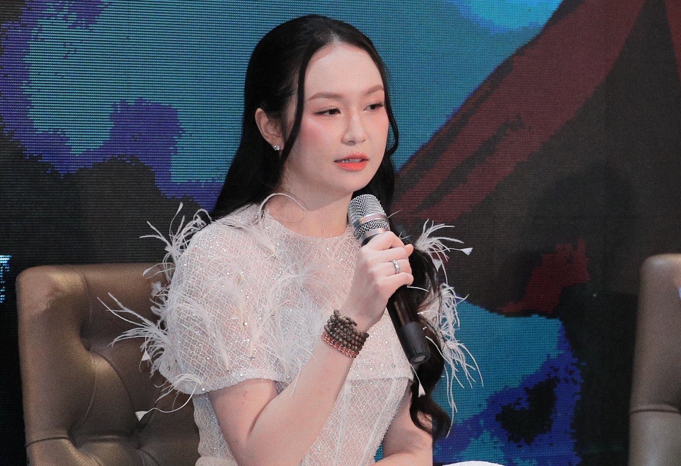 Vợ và con trai sát cánh với Tuấn Hưng thực hiện sản phẩm âm nhạc mới.