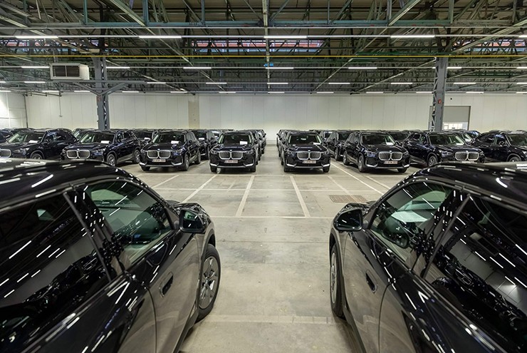 Khách hàng trên thế giới bất ngờ ưa chuộng lại động cơ đốt trong