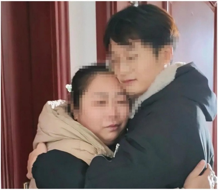 Hồng Khải xúc động ôm lấy mẹ đẻ sau hàng chục năm xa cách. Ảnh: QQ