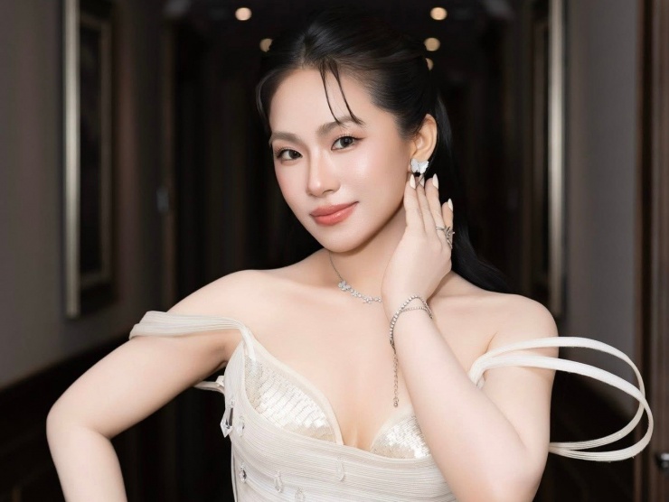 Lương Bích Hữu vừa học vừa duy trì hoạt động nghệ thuật.