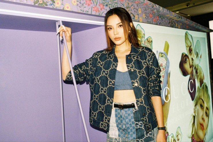 Áo nửa gang tay chất liệu thô được Kỳ Duyên phối cùng "cây" hàng hiệu.