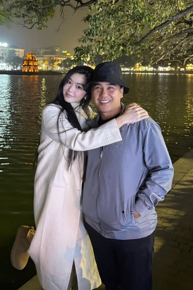 Quyền Linh cùng con gái Lọ Lem (tên thật là Mai Thảo Linh) dạo phố đêm đông khi đi công tác ở Hà Nội đầu tháng 12. Diễn viên cho biết thỉnh thoảng đồng hành với con ở sự kiện, giúp Lọ Lem cọ xát kinh nghiệm, học hỏi các kỹ năng mềm.