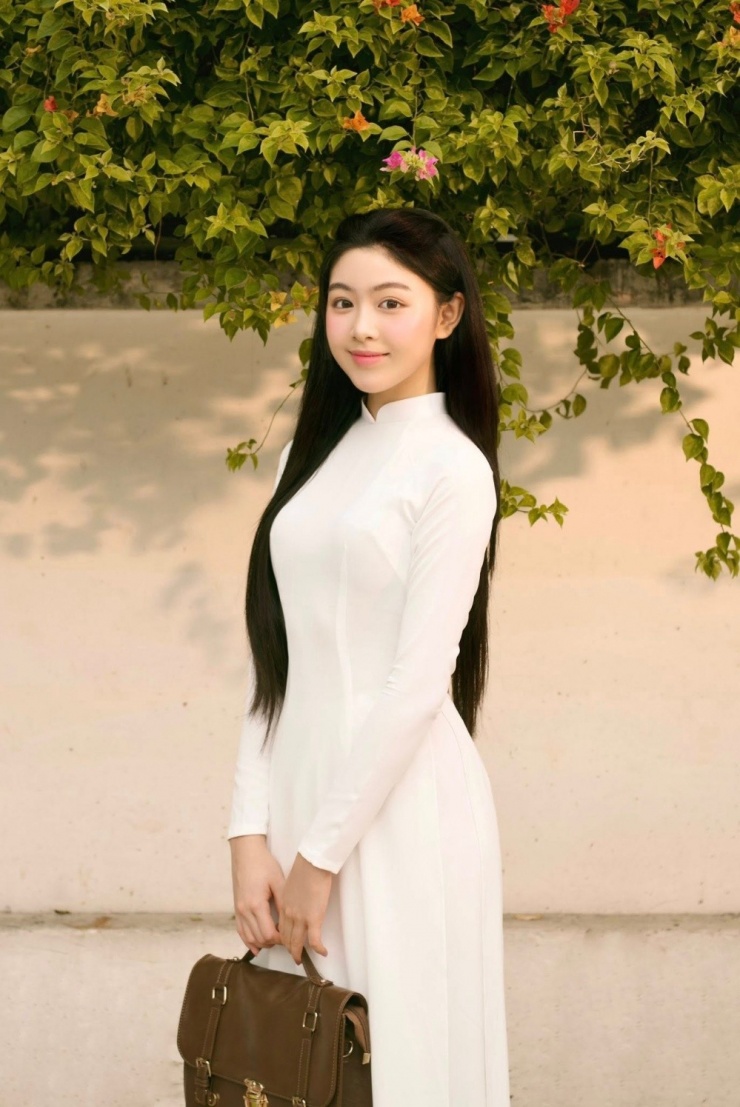 Lọ Lem trang điểm tông hồng phấn, để tóc xõa dài thể hiện hình ảnh nữ sinh. Từng trúng tuyển Đại học Nghệ thuật London (University of the Arts London, UAL), Lọ Lem chọn học ngành kinh doanh một trường quốc tế ở TP HCM để được gần gia đình.