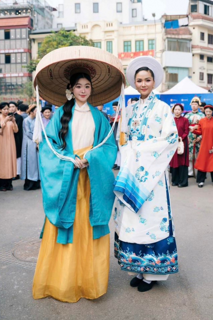 Con gái Quyền Linh hội ngộ Hoa hậu H'Hen Niê tại sự kiện. Cô cho biết chưa có ý định vào ngành giải trí, chỉ muốn tham gia các hoạt động giao lưu với công chúng để dạn dĩ, tự tin hơn.