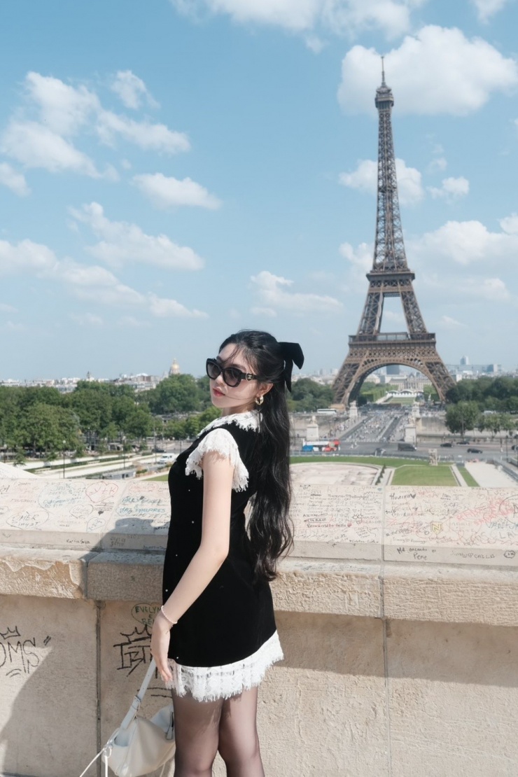 Cô theo đuổi phong cách tiểu thư với đầm nhung viền ren và kính mát Chanel, trong chuyến du lịch tại Pháp tháng 8.