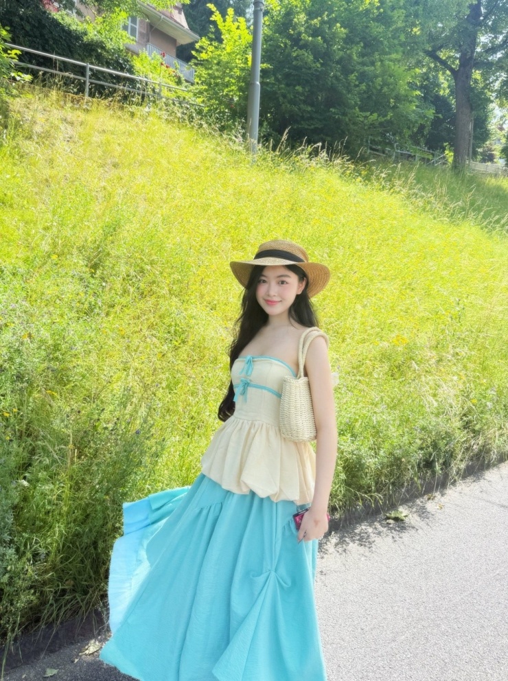 Lọ Lem phối áo quây với chân váy maxi khi thưởng ngoạn cảnh đẹp Thụy Sĩ.