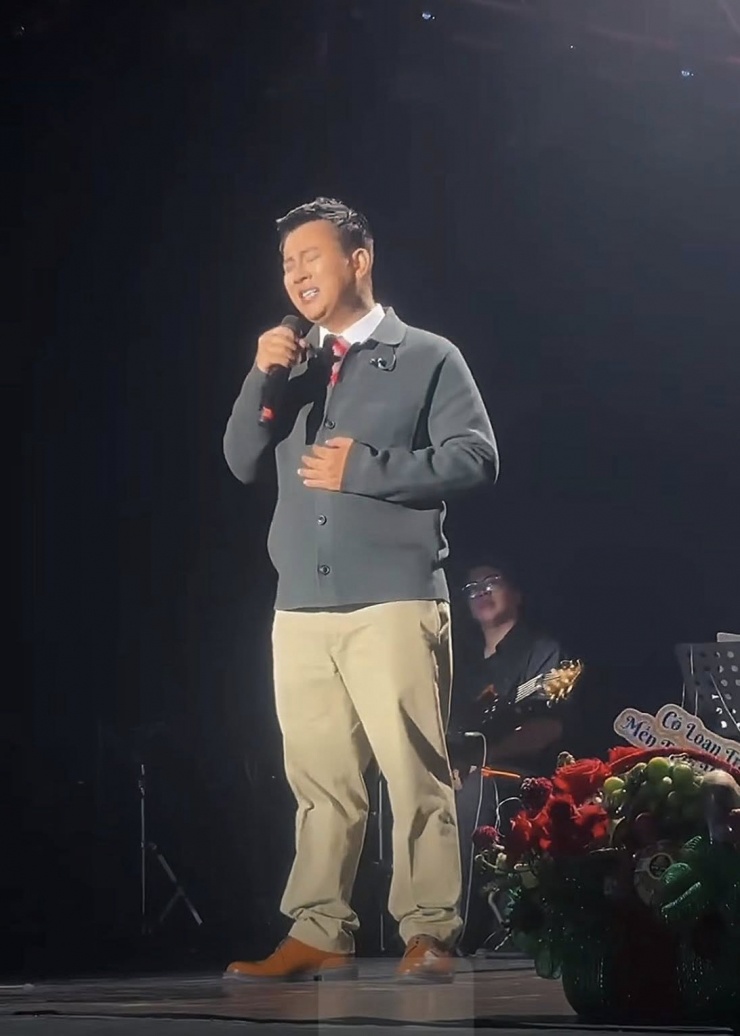 Sao Việt ngày 15/12: Trong đêm nhạc gần nhất, ca sĩ Hoài Lâm gây tranh cãi vì phong cách thời trang "ông chú", dìm chiều cao, vóc dáng của anh.