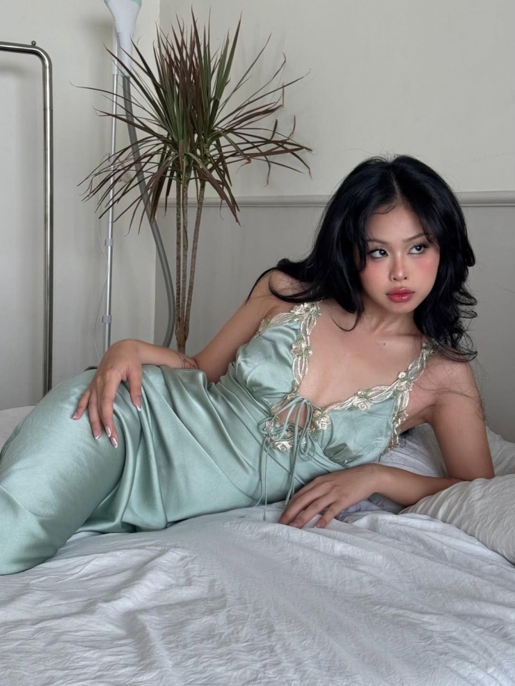 "Em xinh" 52Hz quyến rũ với váy ngủ. 