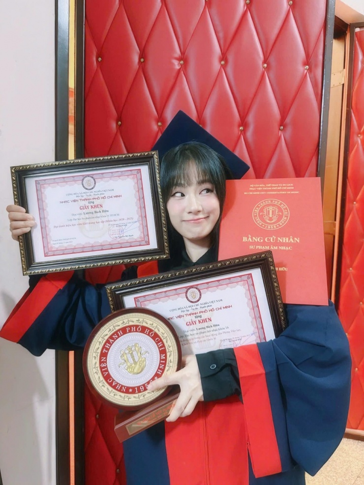 Ca sĩ Lương Bích Hữu tốt nghiệp cử nhân sư phạm âm nhạc tại Nhạc viện TPHCM.