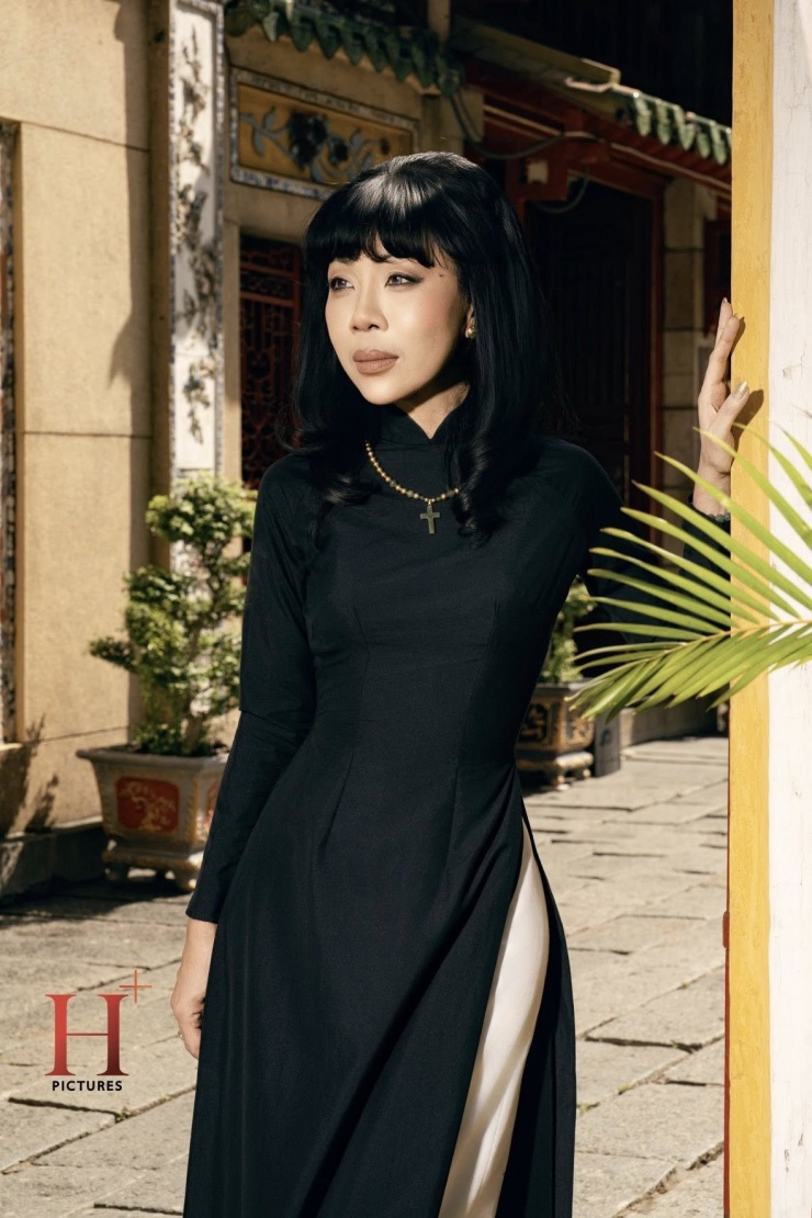 MC Trác Thúy Miêu đẹp nền nã trong tà áo dài đen.