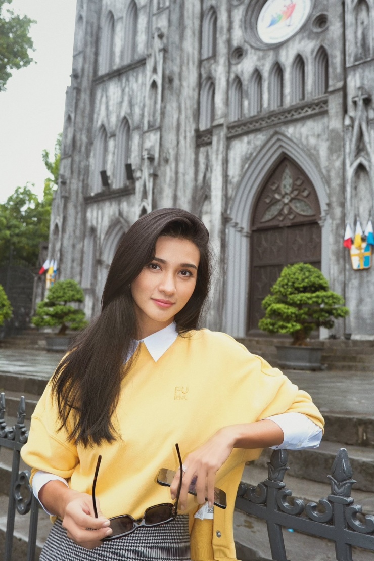 Diễn viên Kim Tuyến dạo quanh Nhà thờ Lớn - Hà Nội.