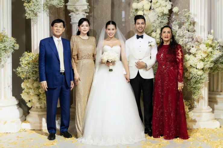 Hôm 12/12, vợ chồng tỷ phú Johnathan Hạnh Nguyễn góp mặt trong tiệc cưới của con gái Tiên Nguyễn tại Đà Nẵng. Doanh nhân Thủy Tiên chọn mặc chiếc đầm vàng gold đính sequin theo phong cách quý tộc.