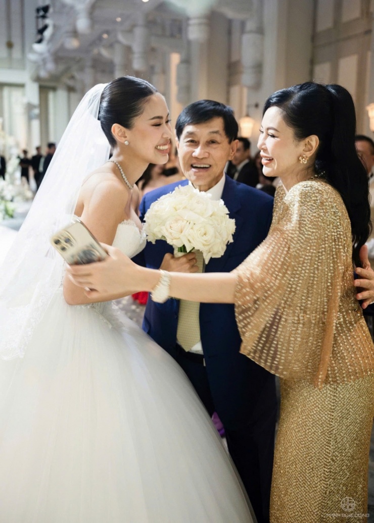 Trang phục giúp bà xã 'vua hàng hiệu' được nhiều khán giả nhận xét sang trọng. Trên mạng xã hội, hàng trăm bình luận khen diện mạo của nữ diễn viên Vị đắng tình yêu. 'Mẹ cô dâu đẹp mê hồn'; 'Ở tuổi chị Thủy Tiên, nhan sắc thế này là quá hiếm có'; 'Rất thích những bộ váy mẹ cô dâu mặc, bộ nào cũng sang trọng, quý phái'... một số người hâm mộ bình luận.