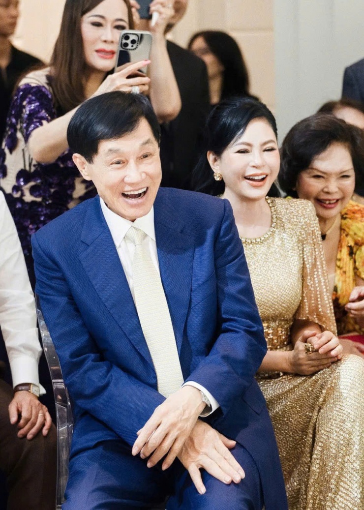 Trang phục Thủy Tiên đồng điệu màu sắc với cà vạt của ông xã Johnathan Hạnh Nguyễn. Cách lựa chọn của vợ chồng doanh nhân tạo nên sự đồng điệu với concept tiệc cưới là cảm hứng Hollywood thời hoàng kim.