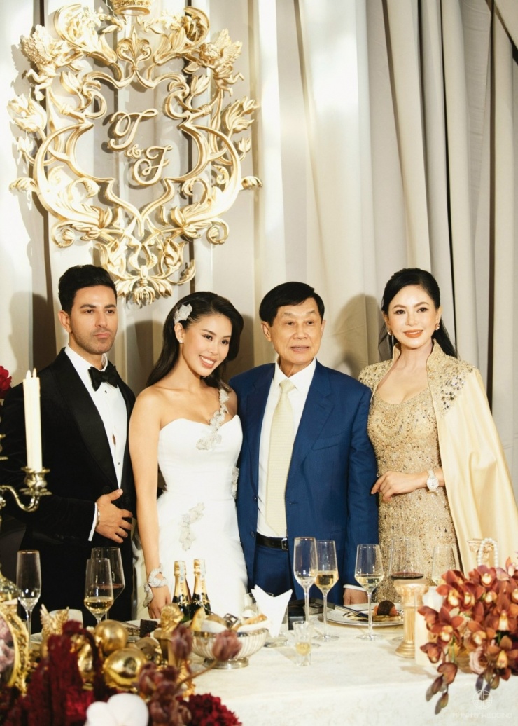 Cũng trong tiệc cưới, doanh nhân Thủy Tiên còn diện váy do NTK Hoàng Hải may riêng gồm đầm liền và áo choàng phong cách quý tộc. Cô kết hợp đồng hồ Patek Philippe bằng vàng.