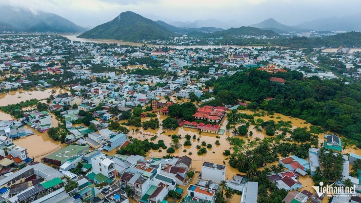 Từ 19-20/11, phường Tây Nha Trang, tỉnh Khánh Hòa chìm trong nước lũ, có nơi nước dâng cao tới 3-4m khiến mọi hoạt động đều tê liệt, cuộc sống của người dân bị đảo lộn. Ảnh: Xuân Ngọc